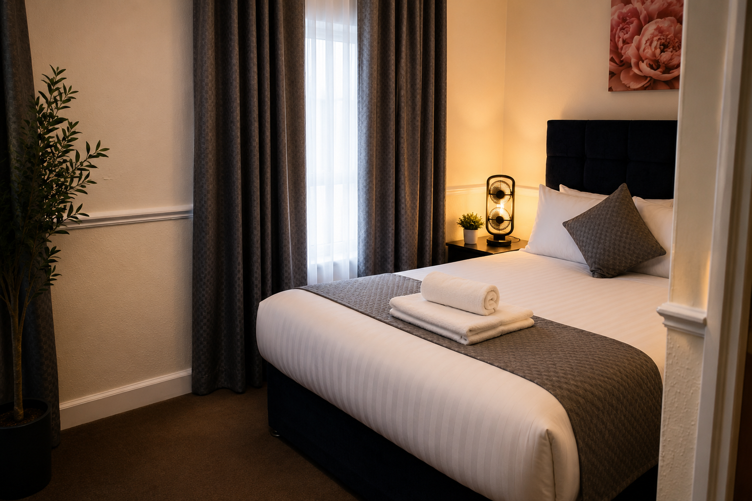 Double bed at Mars Hotel Seaview